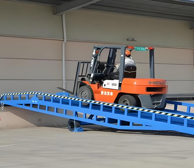 富顺移动式卸货平台（叉车用）